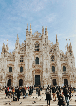 Tourists visiting the Duomo di Milano, a popular destination for Italy tours with inStazione.