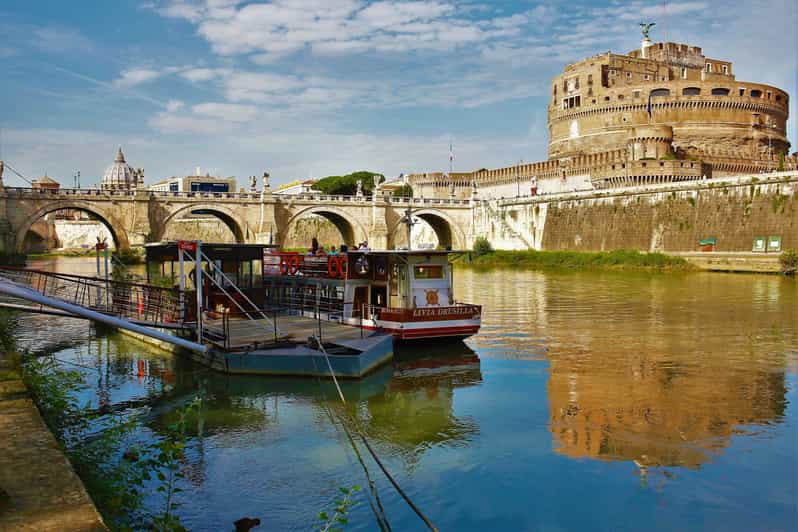 Rome: Tevere Evening Cruise with Wine and Snacks
