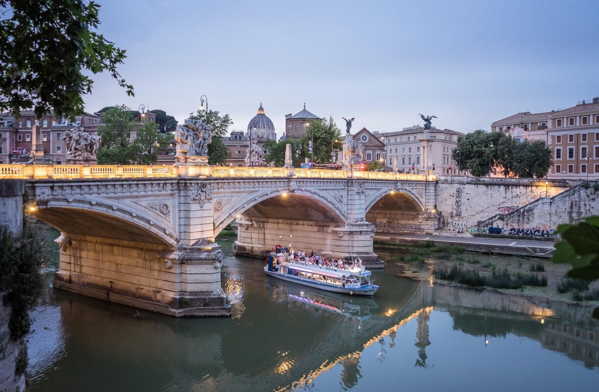 Rome: Tevere Evening Cruise with Wine and Snacks